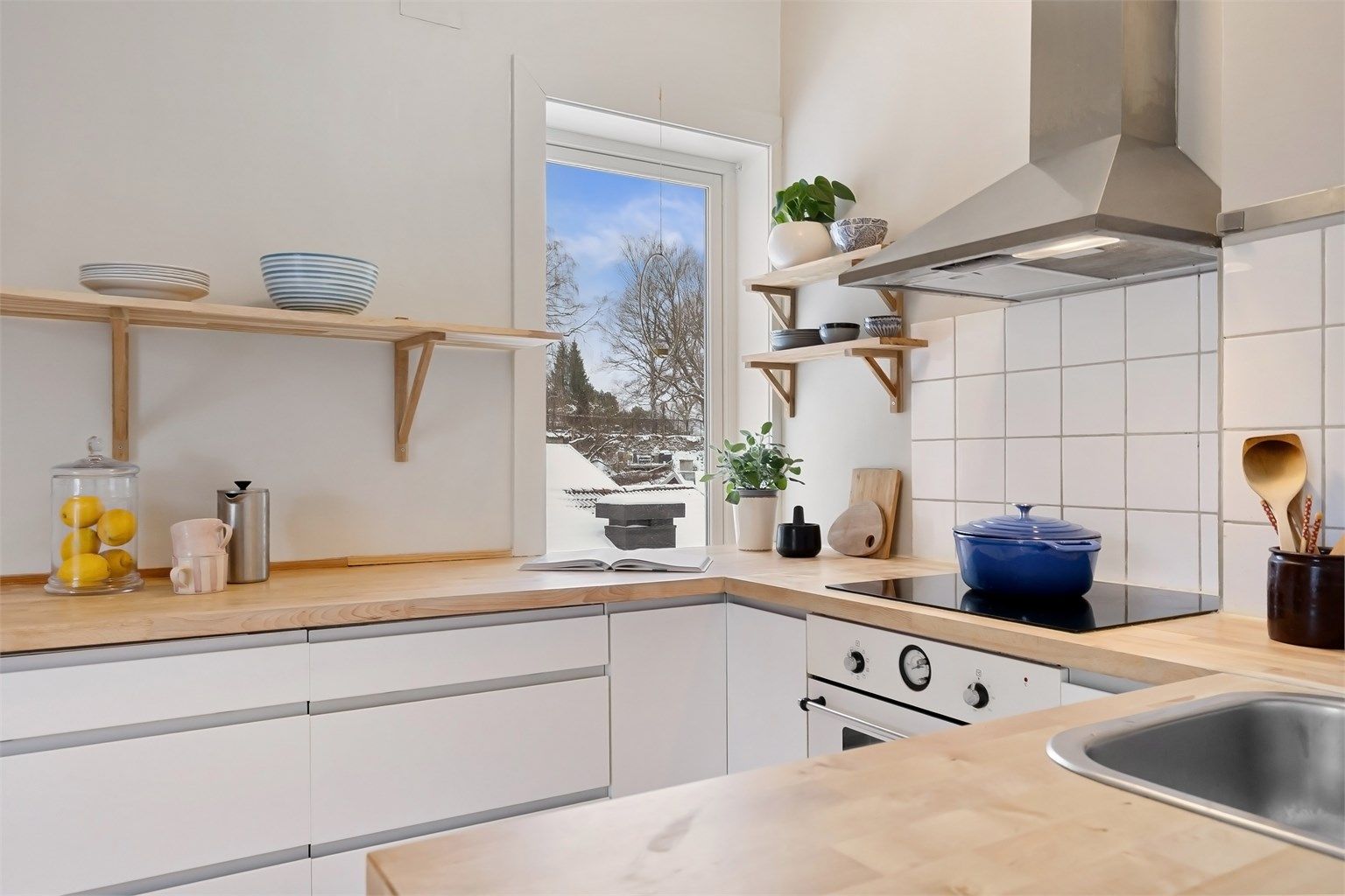 I 2025 ble oppvaskmaskin og deler av benkeplaten oppgradert