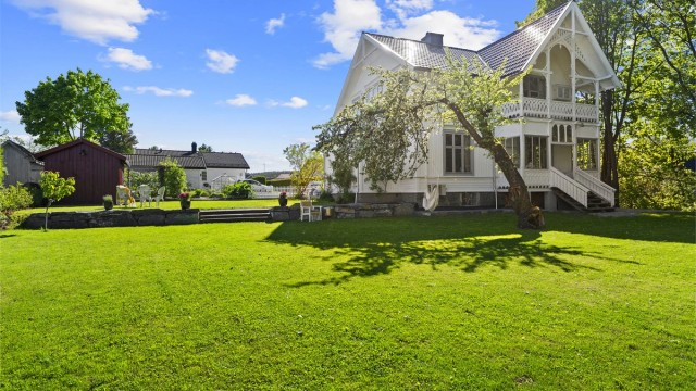 Eiendommen har forholdsvis flat tomt. Hagen er svært påkostet i senere tid, der det er etablert forstøtningsmur, tilført masser, planert ut og beplantet med ny kristornhekk og ulike frukttrær. Tomteareal er på 3,283 kvm. Foto: A7 media