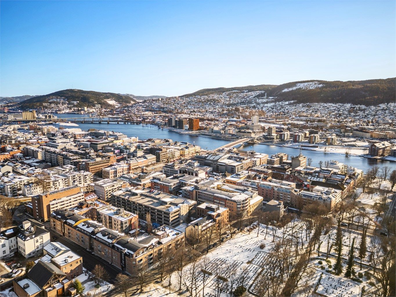 Gågatene på torget kan friste med et stort utvalg av sentrumsfasiliteter som caféer, dagligvareforretninger, restauranter, nisjébutikker m.m.