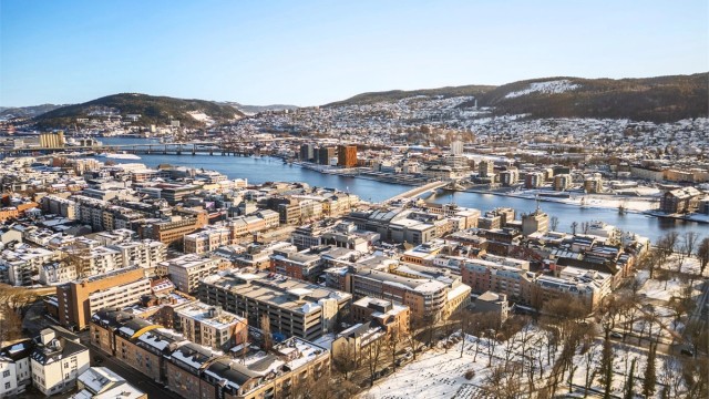 Gågatene på torget kan friste med et stort utvalg av sentrumsfasiliteter som caféer, dagligvareforretninger, restauranter, nisjébutikker m.m.