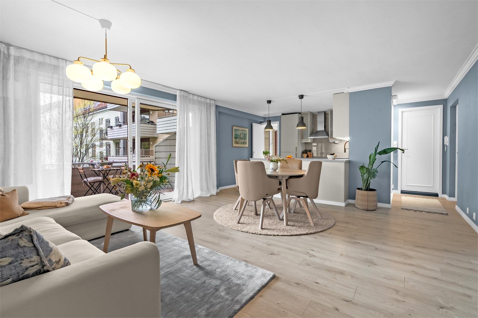 Stuen har en åpen løsning til kjøkkenet.