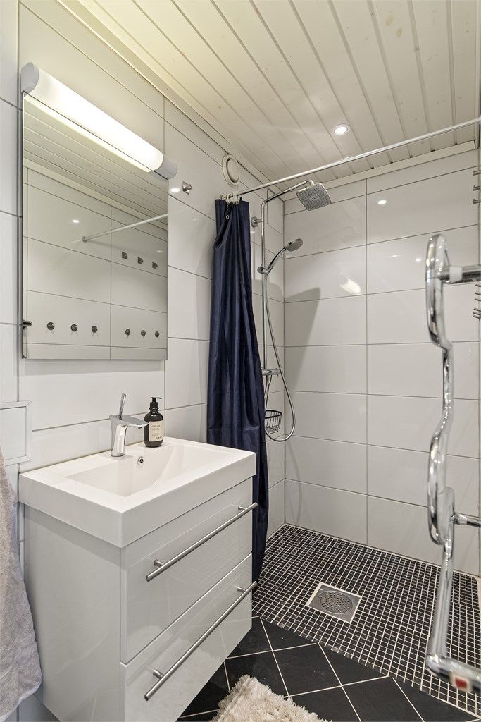 Badet i første etasje har flislagt gulv med gulvvarme og innfelte downlights i taket.