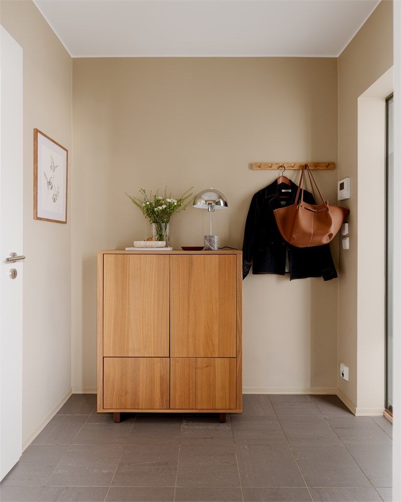 Det er ulike muligheter for å skape gode oppbevaringsløsninger i tilknytning til entréen.