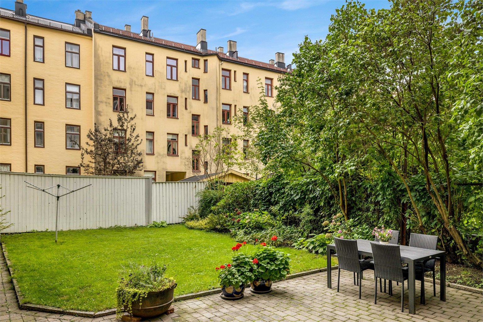Bakgård. Her er det også sykkelparkering og mulighet for å grille. Sol fra midt på dagen til ca 21 på sommerstid iht selger. 