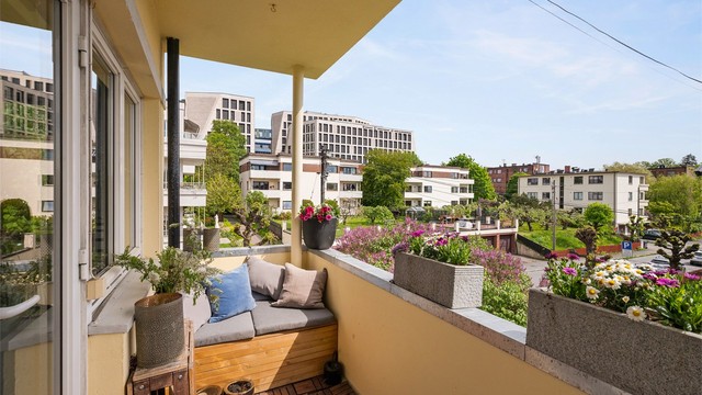 Med utgang fra stuen er det en herlig balkong med god plass til ønsket utemøblement.