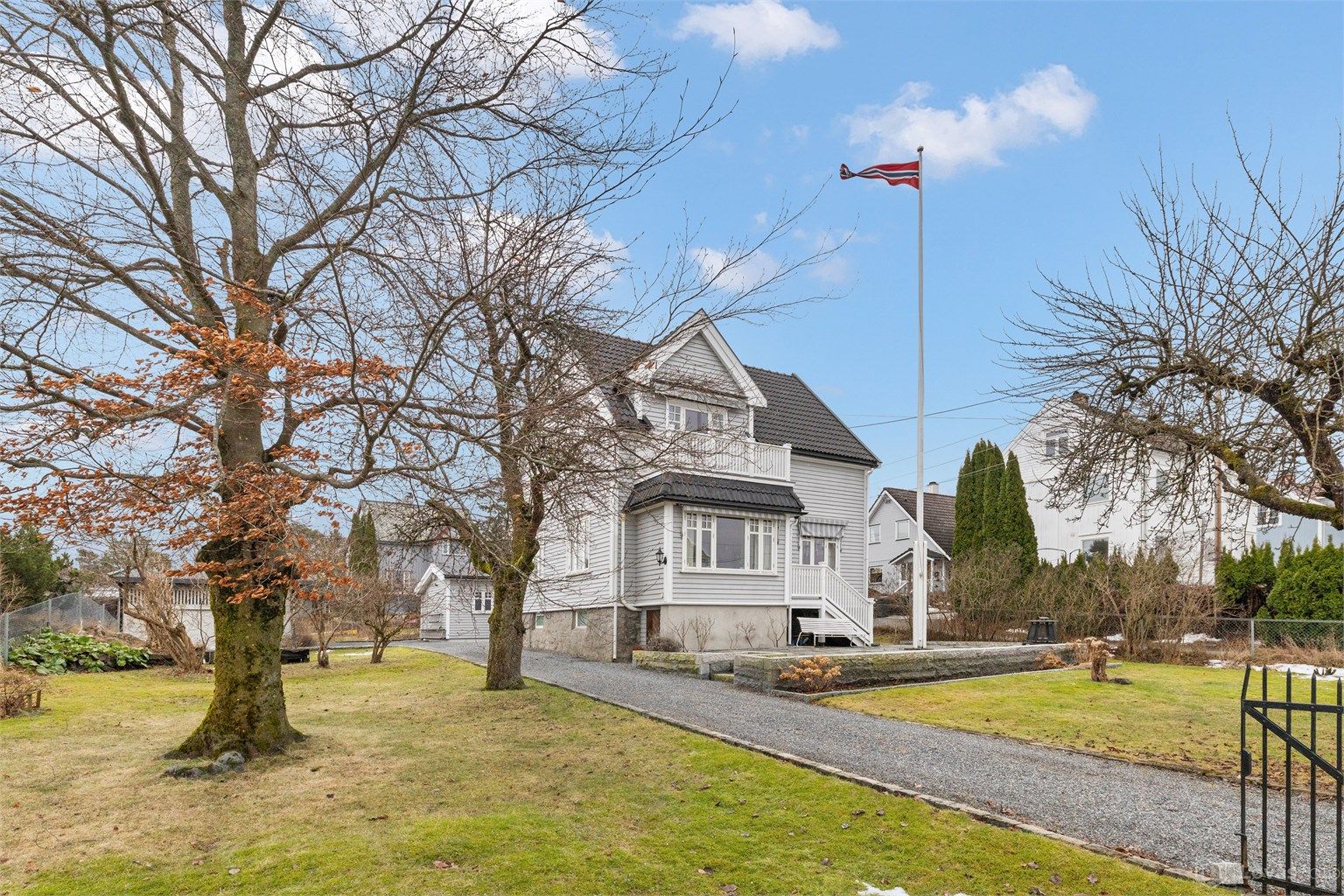 Takkonstruksjonen på hovedhuset er tekket med takstein fra 2010.