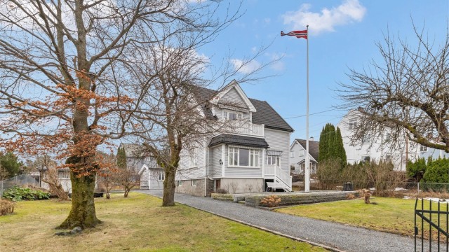Takkonstruksjonen på hovedhuset er tekket med takstein fra 2010.