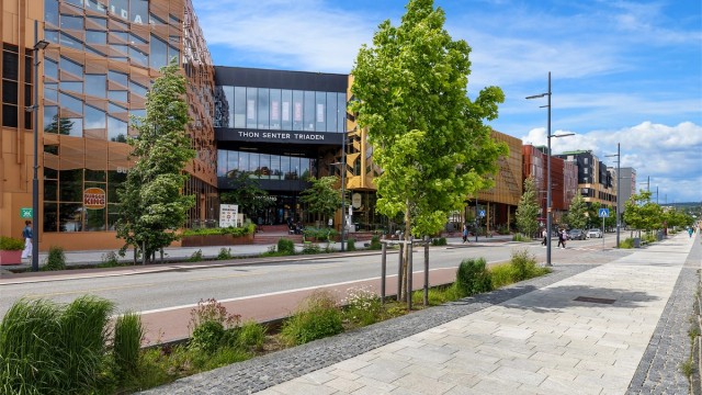 Triaden Storsenter med et bredt utvalg butikker og servicetilbud er kun en kort spasertur unna.