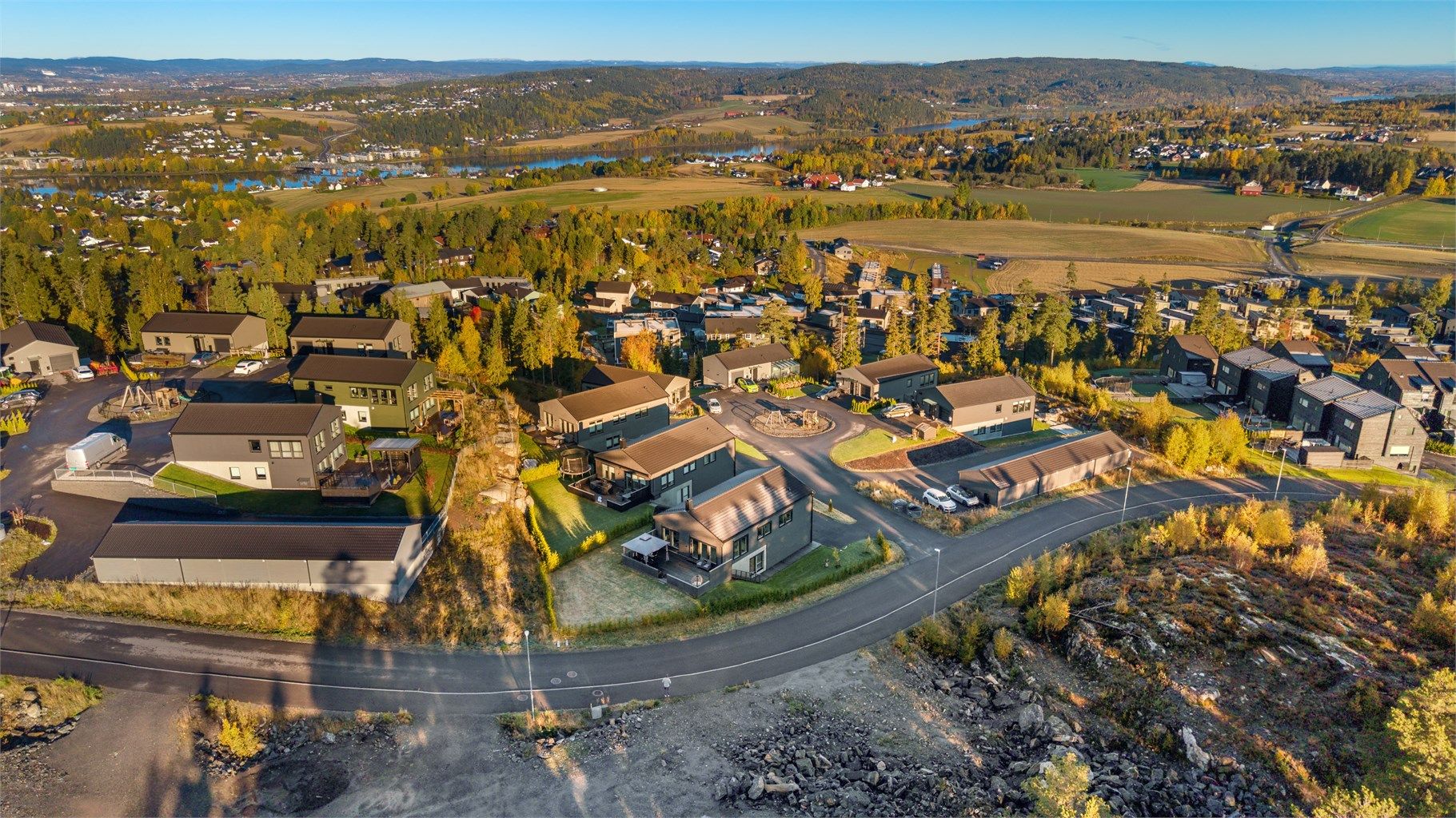 Boligfeltet ligger fint til i landlige og rolige omgivelser på Løkenåsen i Fetsund.