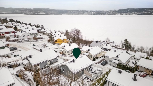 Boligen har en høy og fri beliggenhet med flott utsikt over fjorden.
Foto: Ole Thorgeir Solheim Thoresen