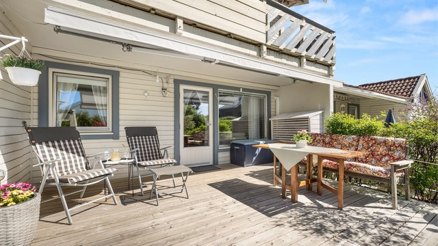 Terrassen har god plass til både sittegruppe og spisebord.