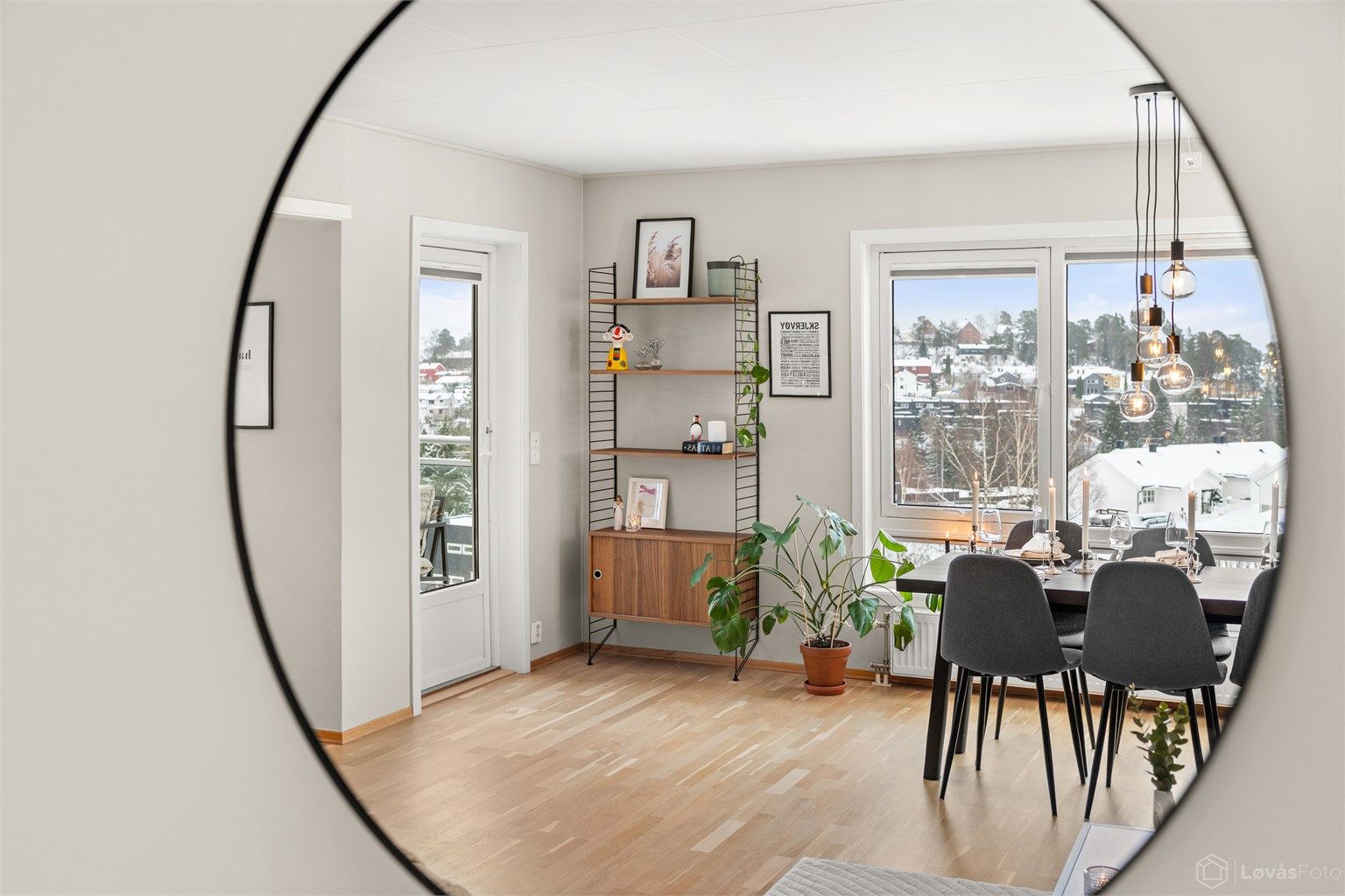 Planløsningen er gjennomtenkt og godt tilpasset familieliv, og boligen fremstår som funksjonell og innbydende med en stil som kombinerer tidløse og moderne elementer.