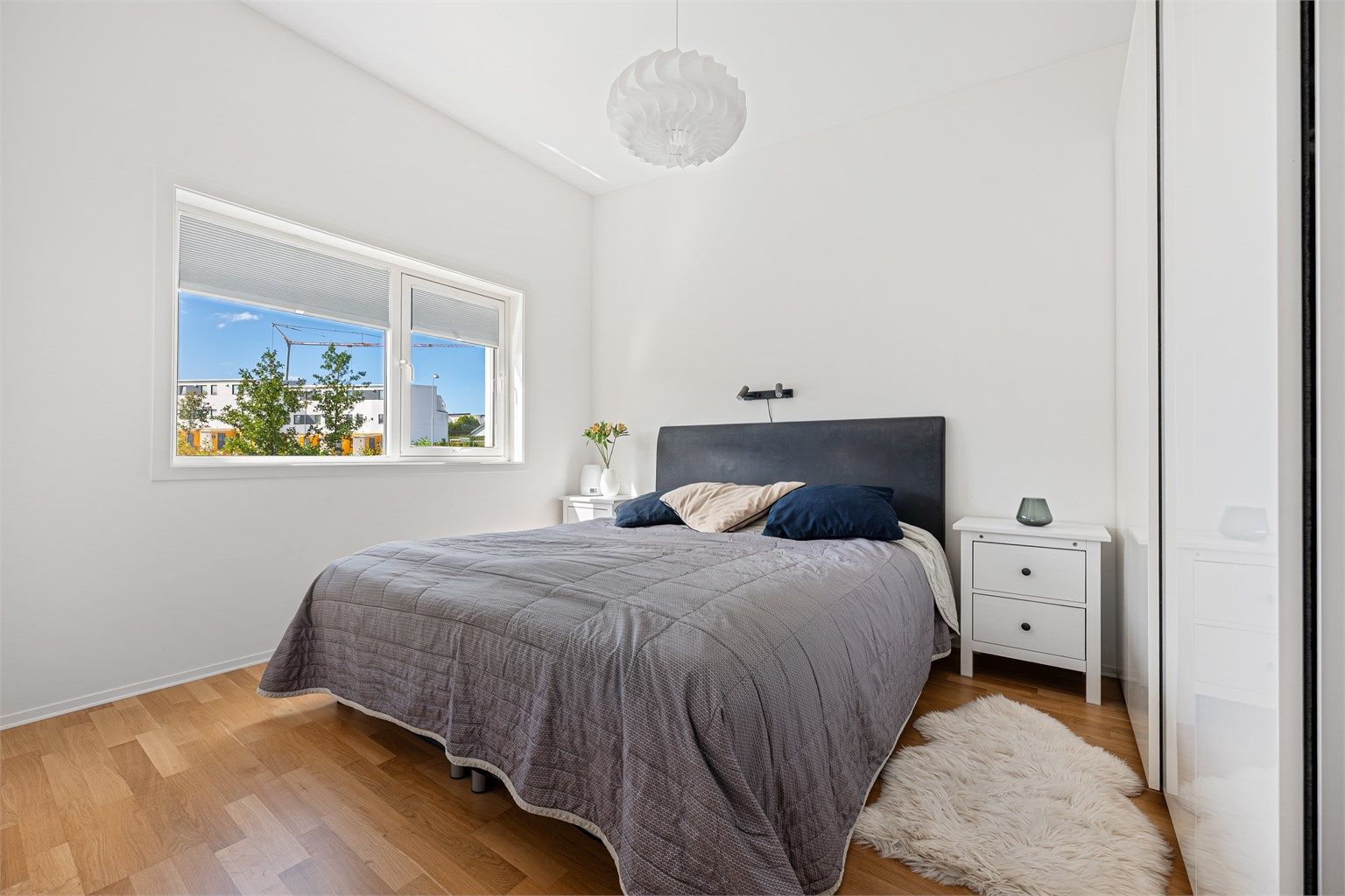 Soverom II brukes som hovedsoverom og har god plass til stor seng, nattbord og integrert skyvedørsgarderobe med god oppbevaringsplass. Det er ekstra god takhøyde på rommet. 
