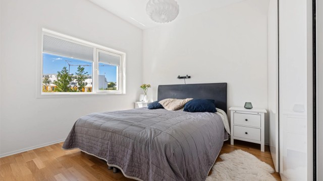 Soverom II brukes som hovedsoverom og har god plass til stor seng, nattbord og integrert skyvedørsgarderobe med god oppbevaringsplass. Det er ekstra god takhøyde på rommet.