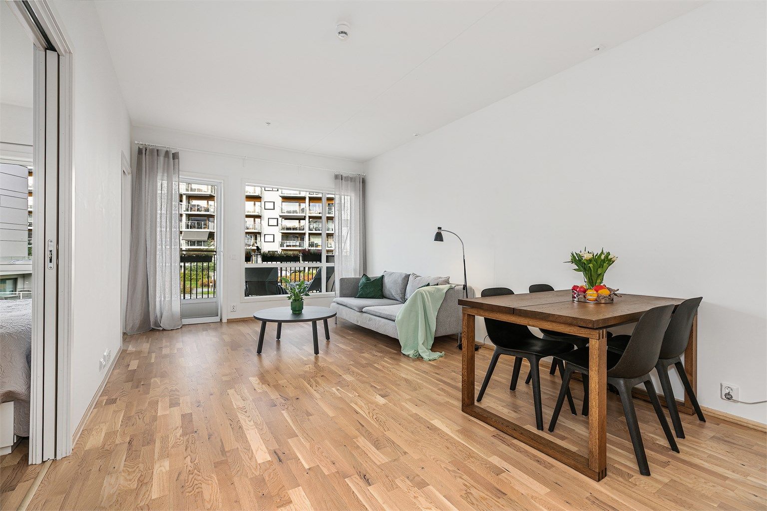 Den åpne løsningen gir plass til både sofakrok og spisebord