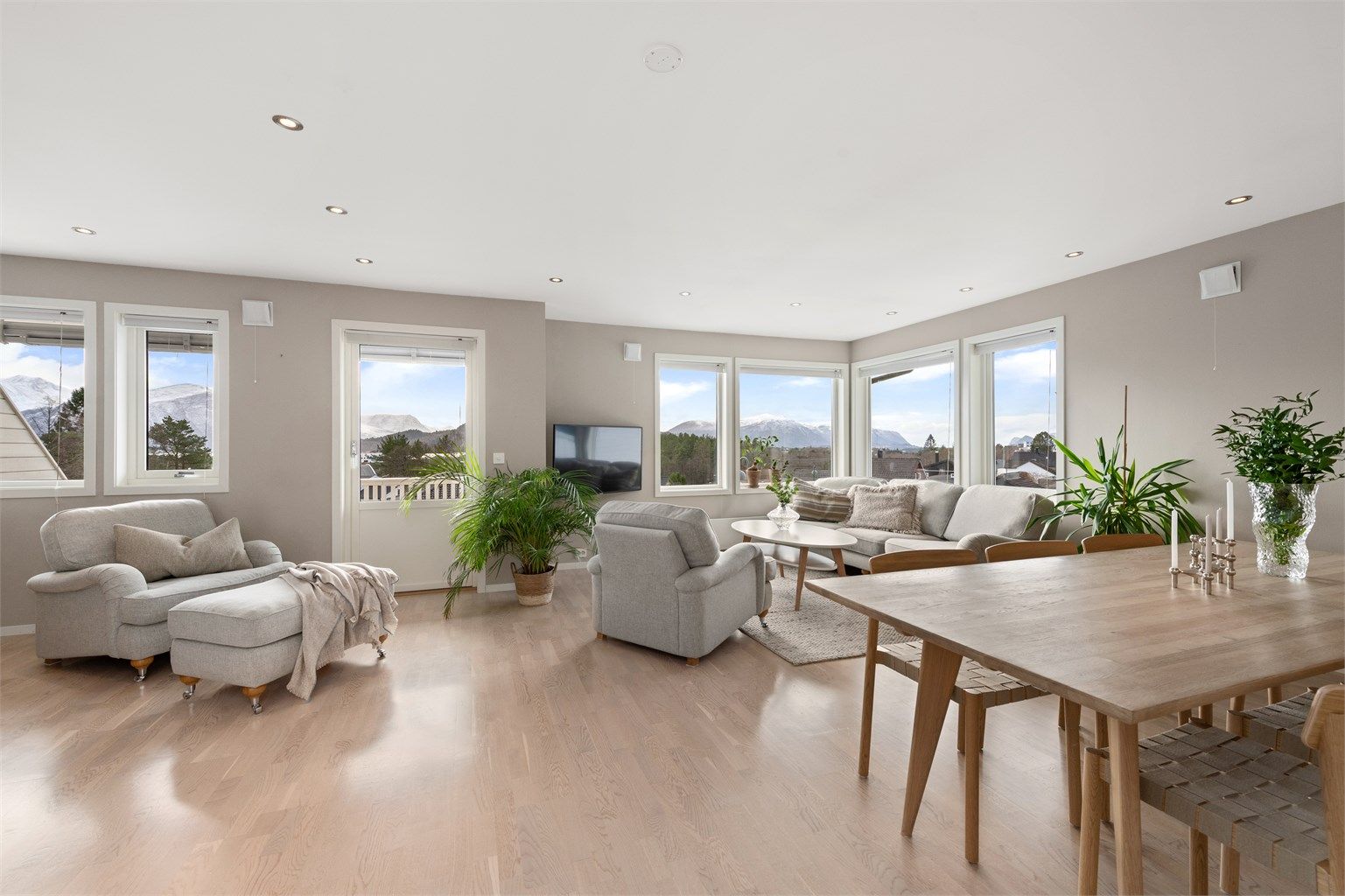 Stor åpen stue og kjøkkenløsning med god plass til både sofagruppe og spisestue