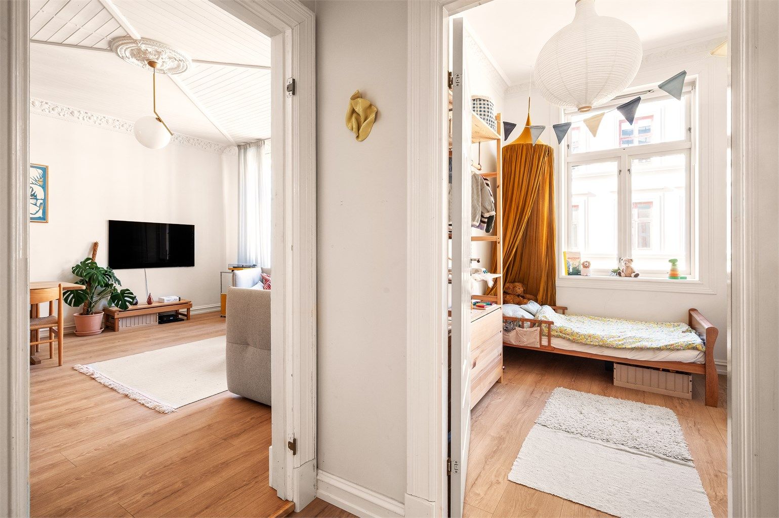 Fra gangen er det direkte tilgang til både oppholdsrom og soverom.