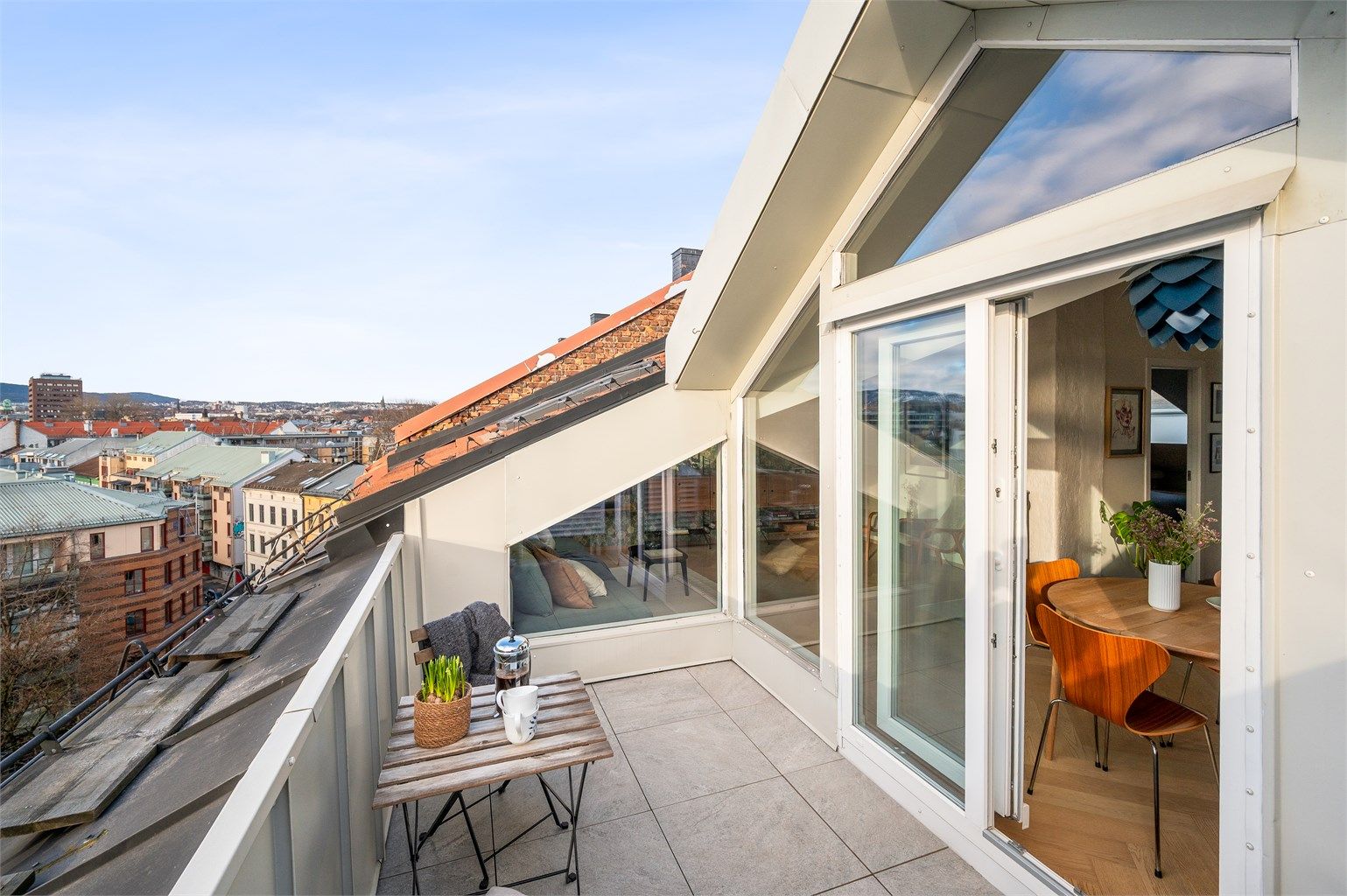 Fra stuen er det utgang til terrassen gjennom en ny skyvedør i PVC med 3-lags energiglass fra 2023.