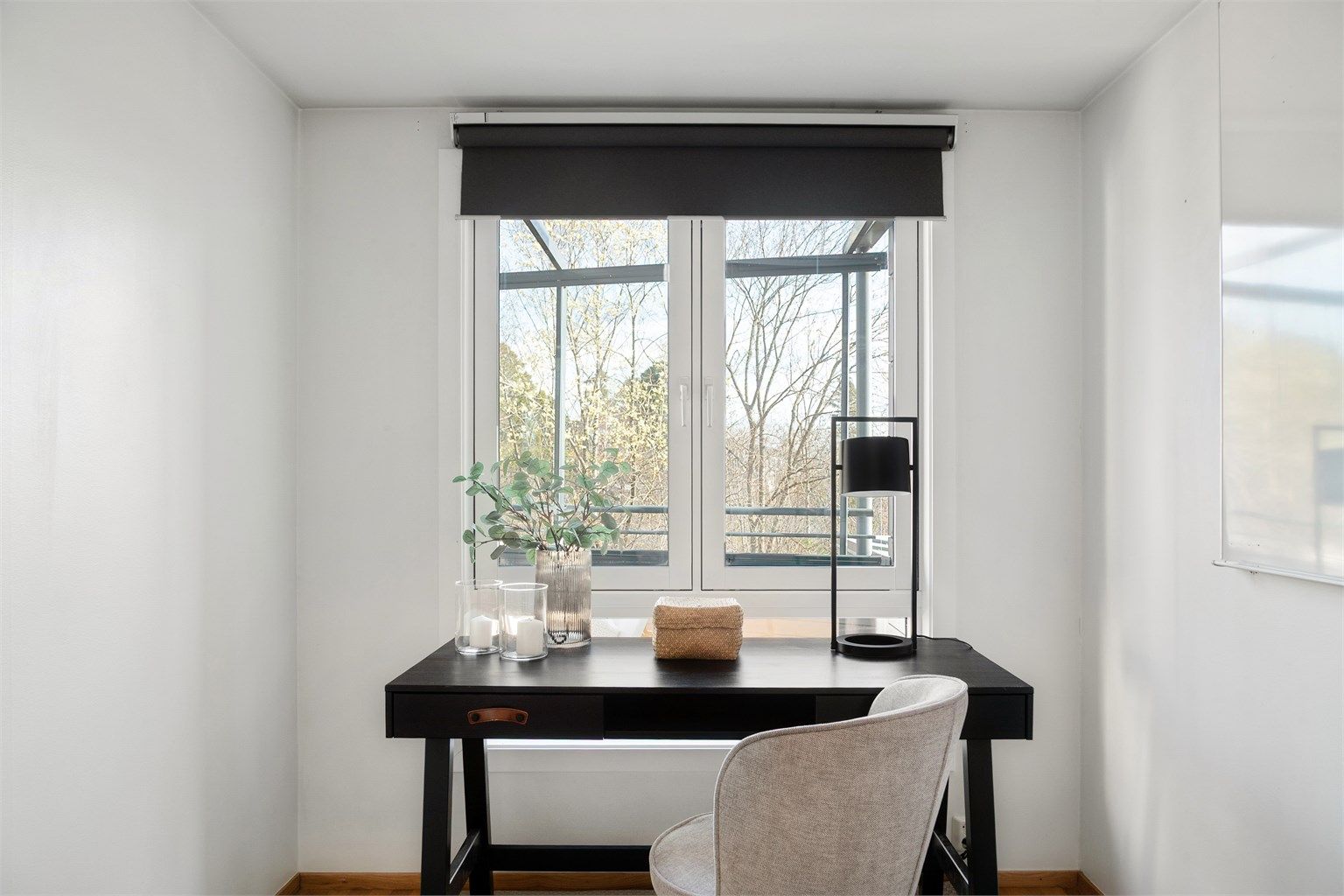 Soverommet er opprinnelig svært romslig, med god plass til både kontorløsning og stor dobbeltseng.