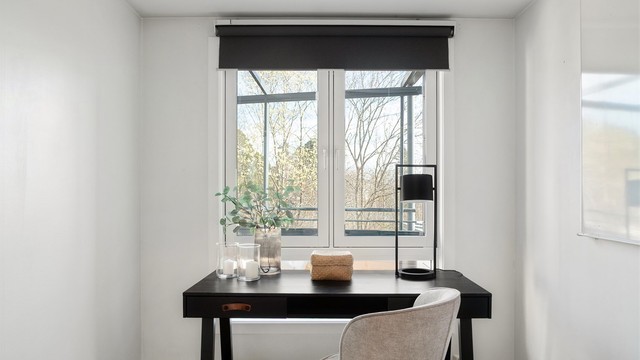 Soverommet er opprinnelig svært romslig, med god plass til både kontorløsning og stor dobbeltseng.