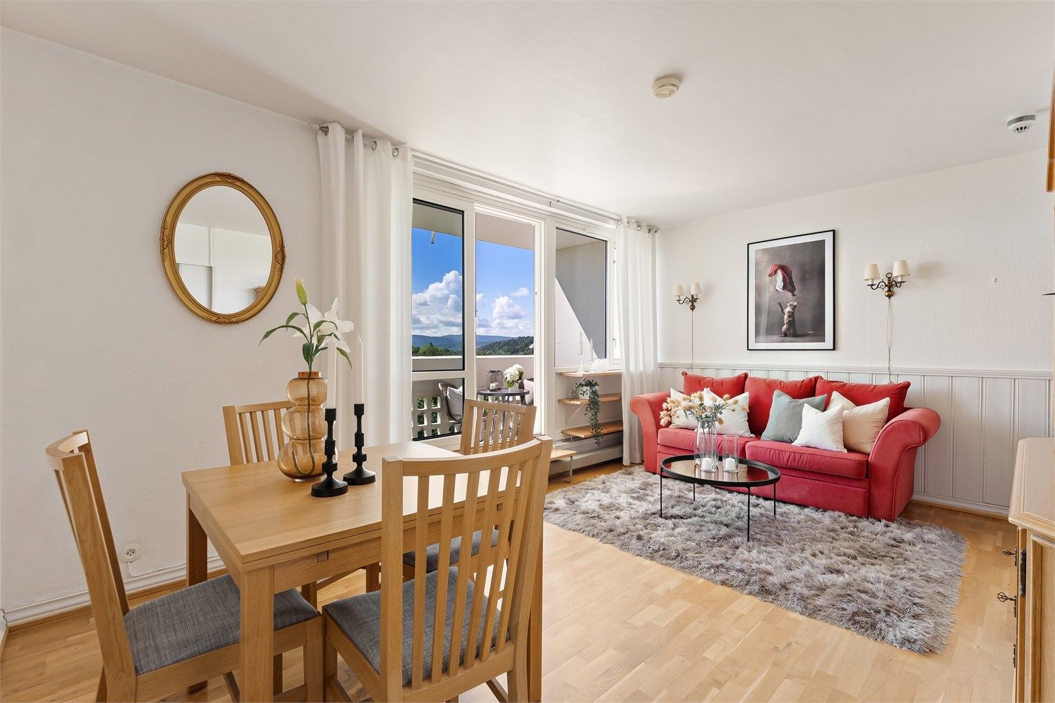 Plass til både sofa og spisebord i stuen