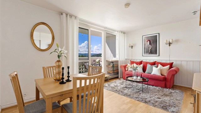 Plass til både sofa og spisebord i stuen