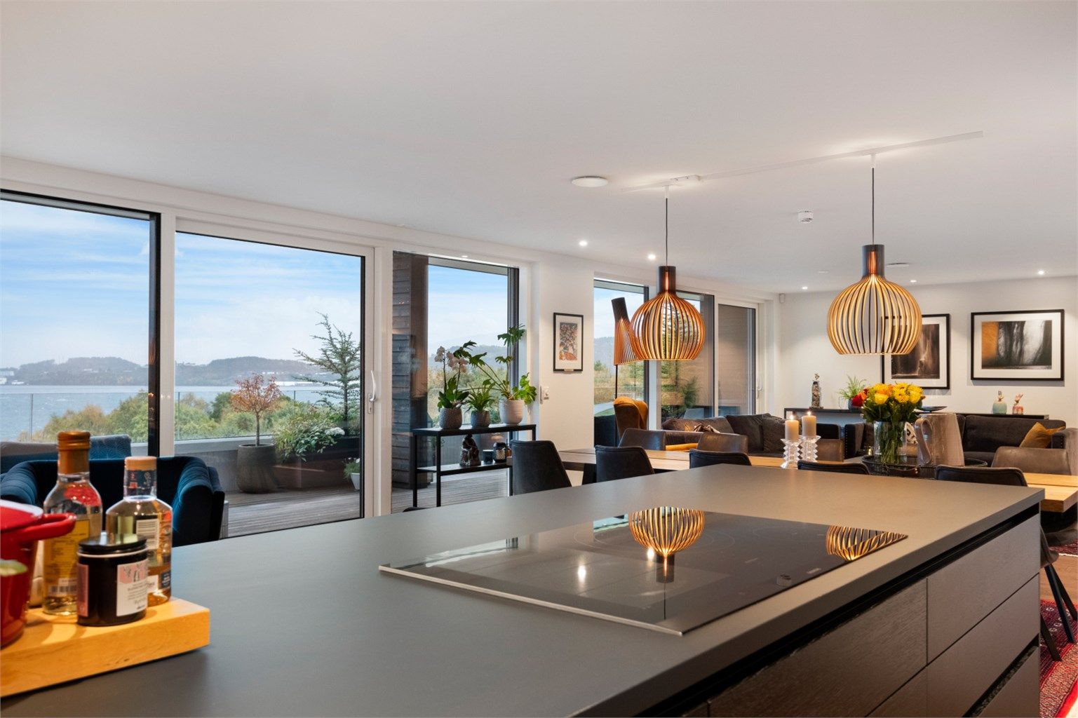 Fra kjøkkenøy mot stue/spisestue