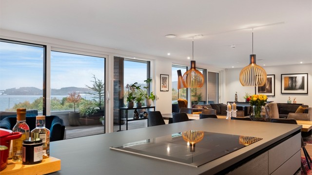 Fra kjøkkenøy mot stue/spisestue