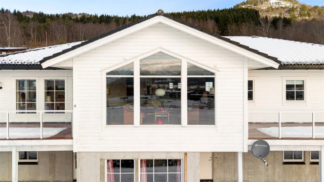 Fra stuen har man en uforstyrret utsikt over det omkringliggende landskapet.