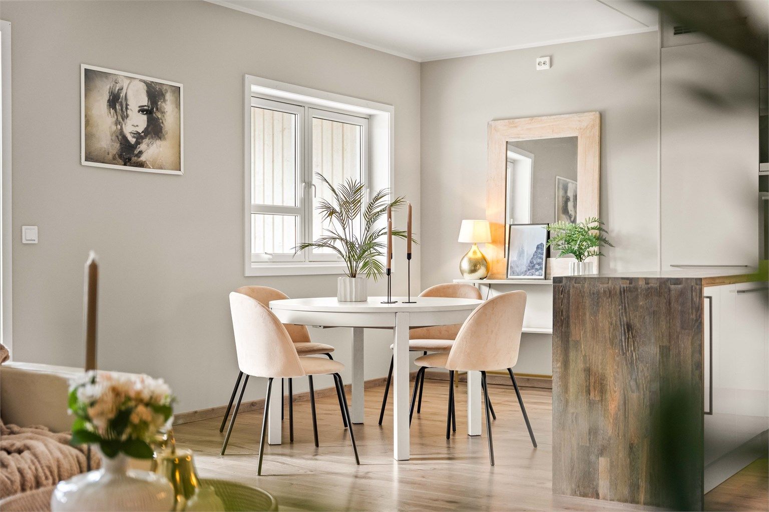 Hyggelig spiseplass i åpen tilknytning til kjøkkenet. Den sosiale sonen skaper en naturlig overgang mellom matlaging og måltider, med god plass til å samle venner og familie.