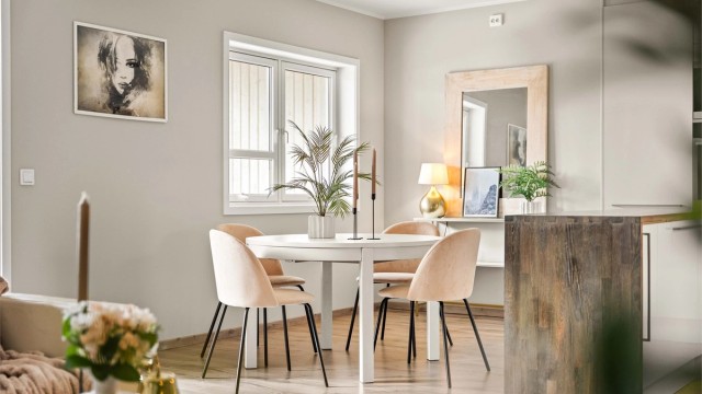 Hyggelig spiseplass i åpen tilknytning til kjøkkenet. Den sosiale sonen skaper en naturlig overgang mellom matlaging og måltider, med god plass til å samle venner og familie.