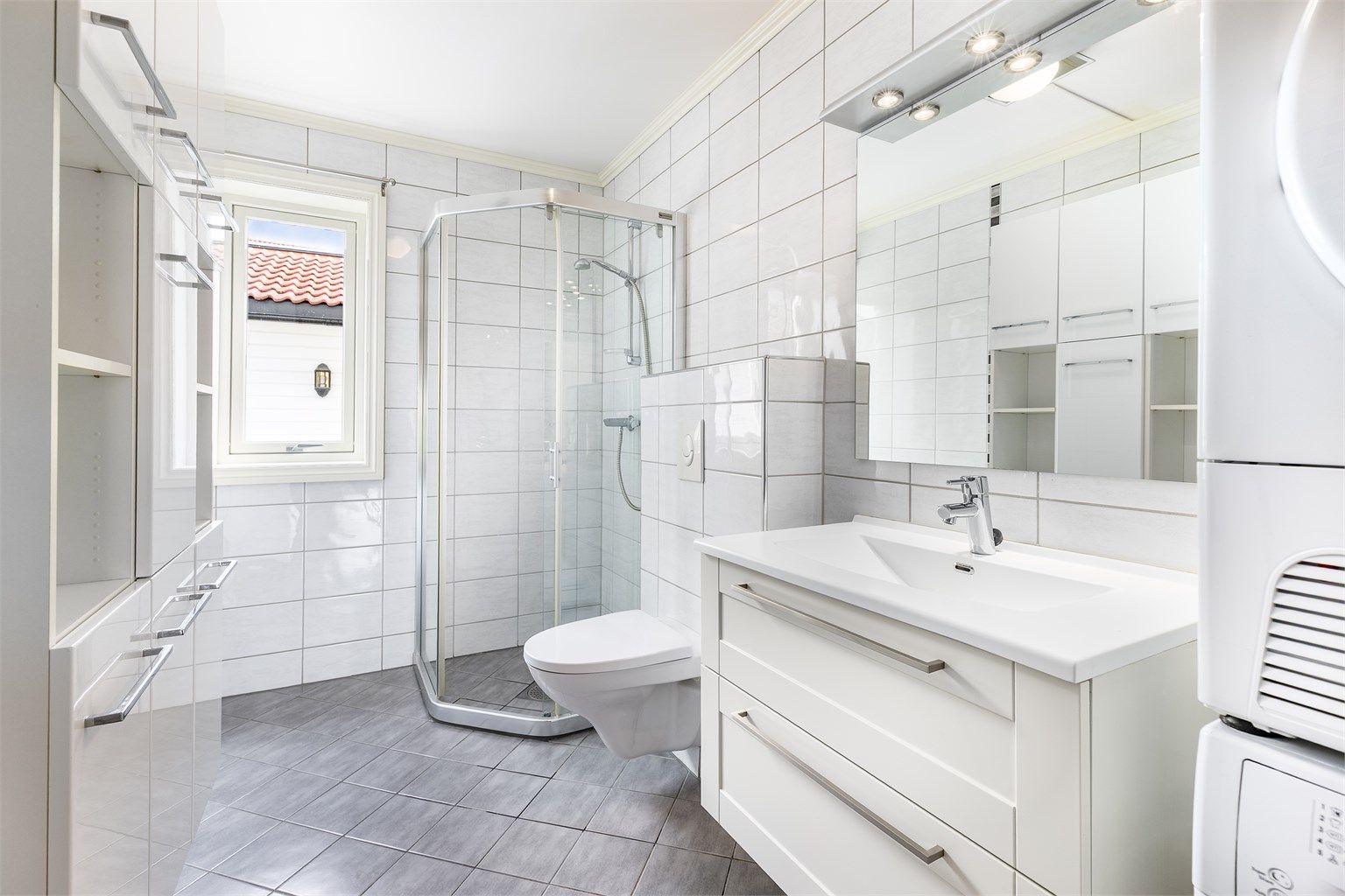 Badet er fra byggeåret. Gulv og vegger er flislagt, i gulvet er det også varmekabler.