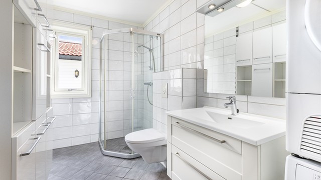 Badet er fra byggeåret. Gulv og vegger er flislagt, i gulvet er det også varmekabler.
