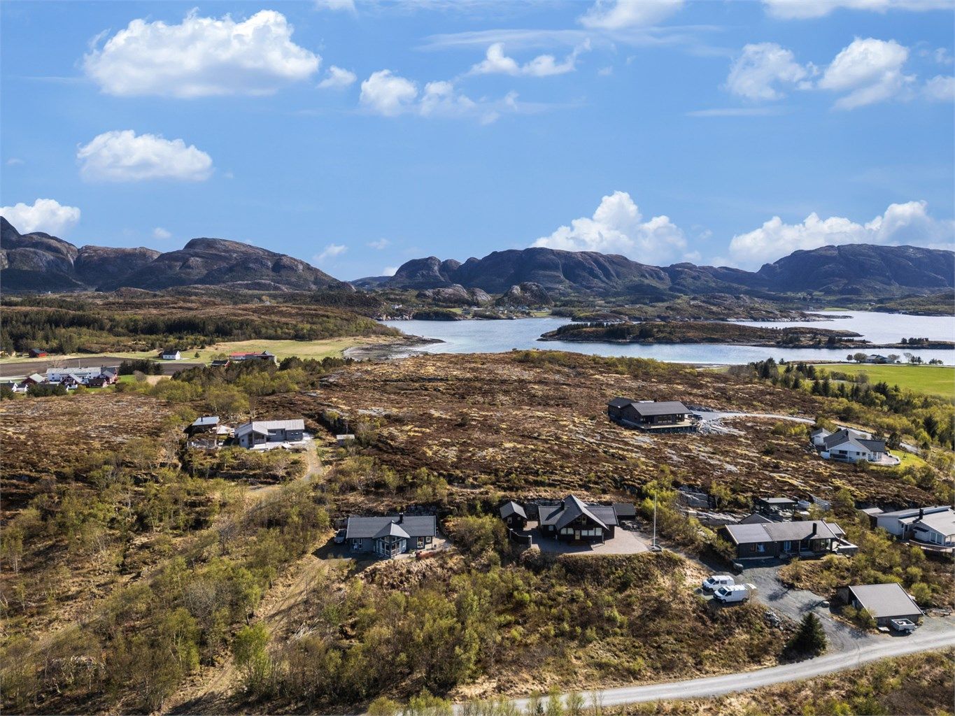 Området byr på et rikt aktivitetstilbud både til lands og til vanns. I nærområdet finnes blant annet ridesenter, flotte turområder og gode muligheter for både golf og kystopplevelser. 