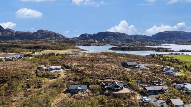 Området byr på et rikt aktivitetstilbud både til lands og til vanns. I nærområdet finnes blant annet ridesenter, flotte turområder og gode muligheter for både golf og kystopplevelser.