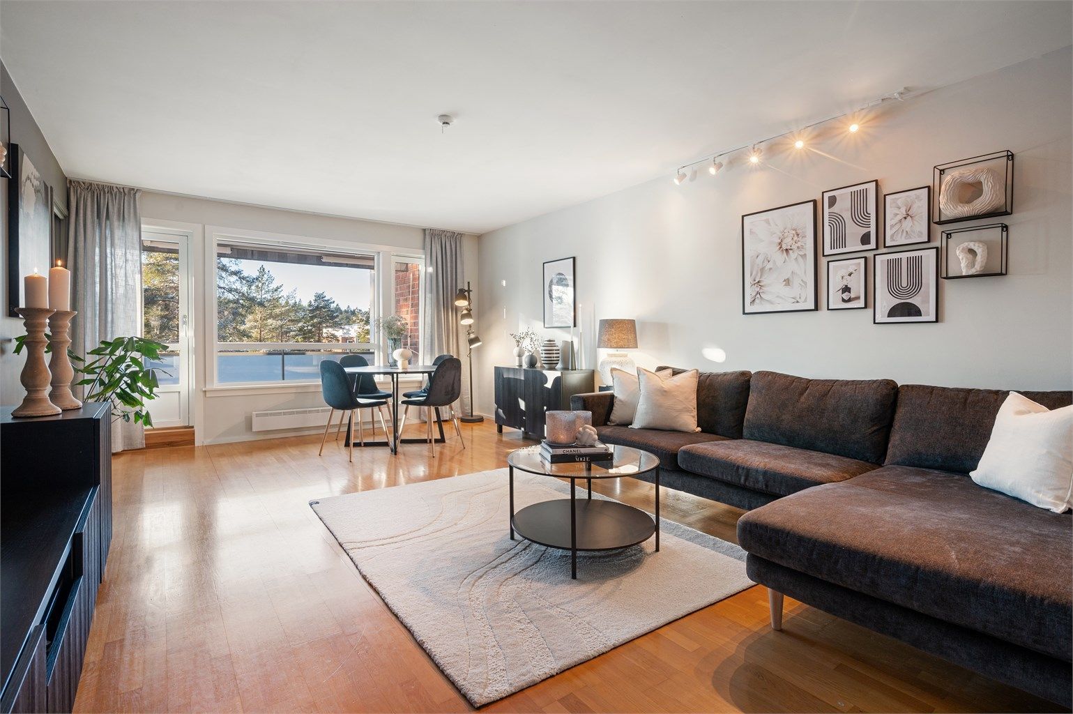 Morten Frølich v/Krogsveen Hasle har gleden av å presentere Edvard Munchs vei 83-en romslig og gjennomgående 4-roms leilighet på 98 m² med lyse rom og praktisk planløsning. Foto: Peter Futo / Cool Pics AS