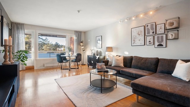 Morten Frølich v/Krogsveen Hasle har gleden av å presentere Edvard Munchs vei 83-en romslig og gjennomgående 4-roms leilighet på 98 m² med lyse rom og praktisk planløsning. Foto: Peter Futo / Cool Pics AS