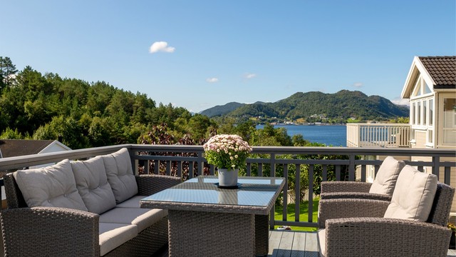Flott utsikt over fjorden og de omkringliggende naturområdene fra balkongen.