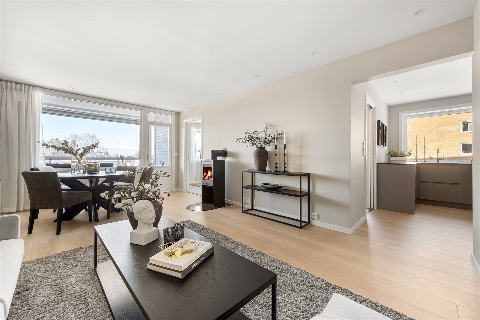 Den delvis åpne løsningen mellom stue og kjøkken skaper en sosial atmosfære.