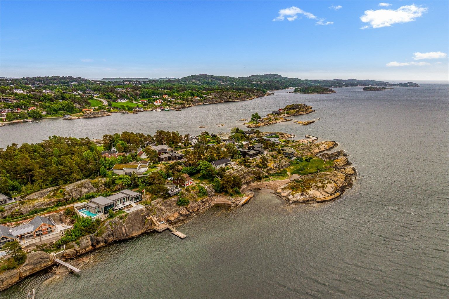 Velkommen til Tangenodden 15 - og en sjelden mulighet. Umiddelbar nærhet til vakre turområder og flere flotte badeplasser med sandstrand. Dette er et av Sandefjords mest attraktive områder langs Sandefjordsfjorden.