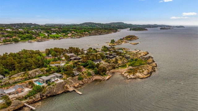 Velkommen til Tangenodden 15 - og en sjelden mulighet. Umiddelbar nærhet til vakre turområder og flere flotte badeplasser med sandstrand. Dette er et av Sandefjords mest attraktive områder langs Sandefjordsfjorden.