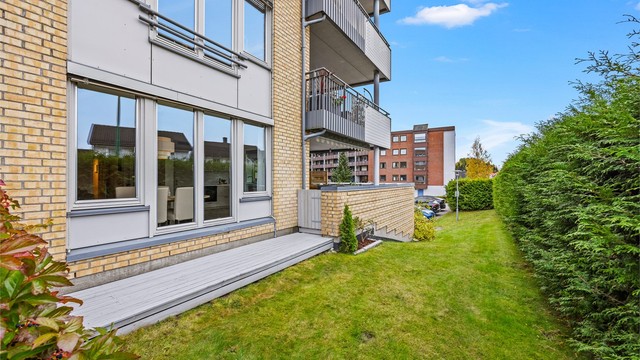 Leiligheten har en port ut til en markterrasse og tilgang på hage/gressplen.