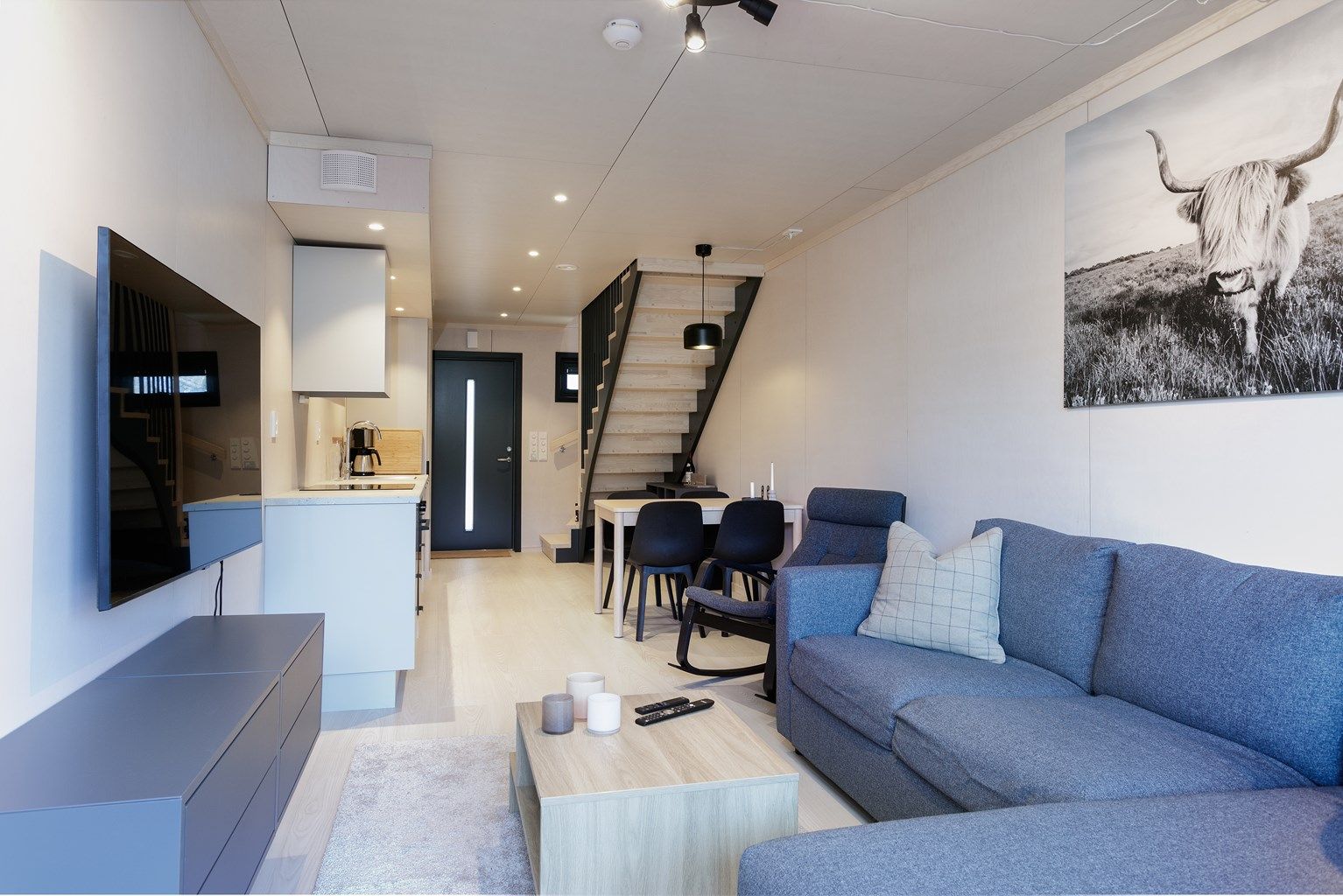 Stue og kjøkken i 1. etsje med trapp til 2. etasje