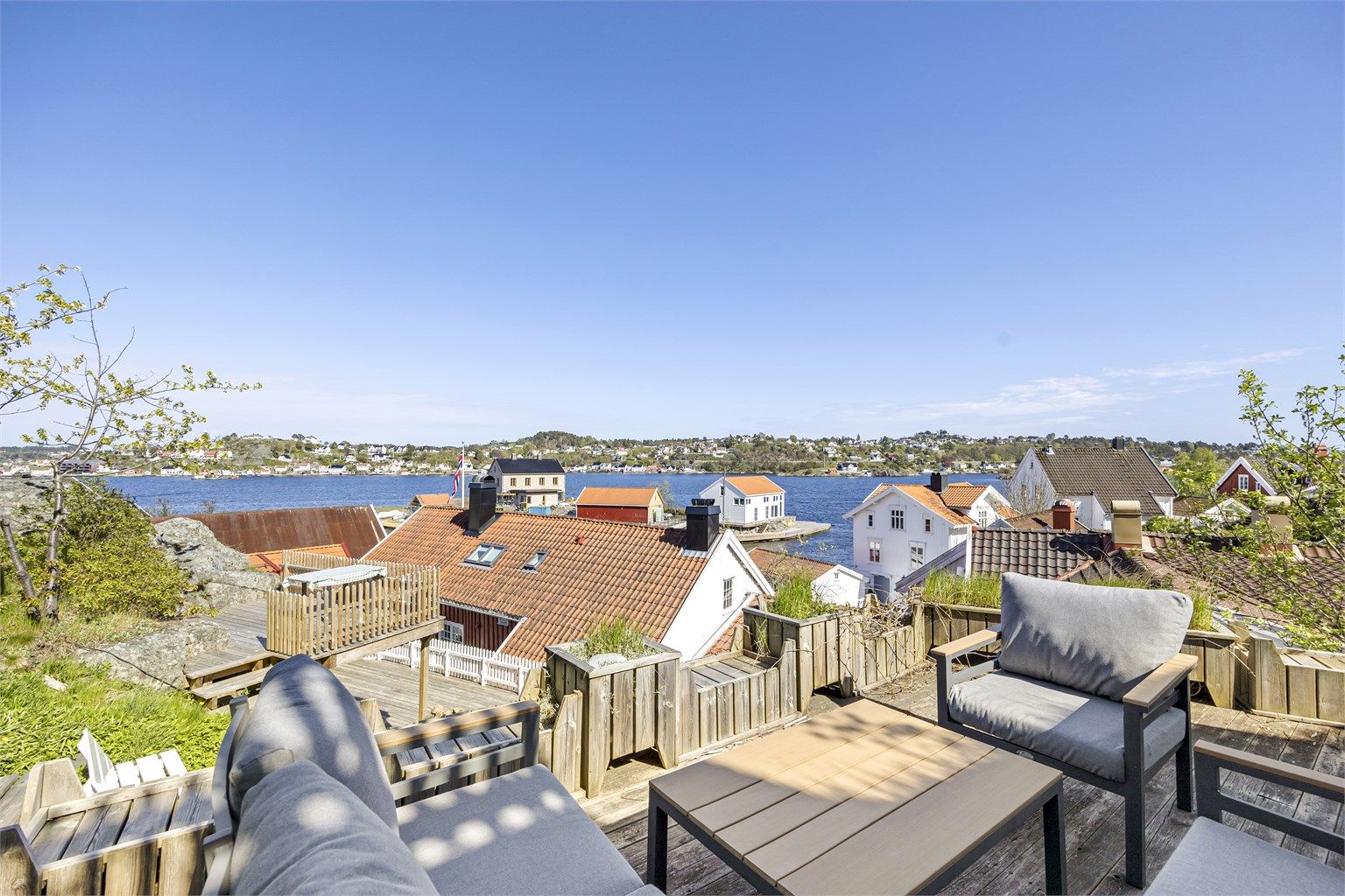 Sjekk den utsikten! Bildet er tatt fra det øverste platået på tomten