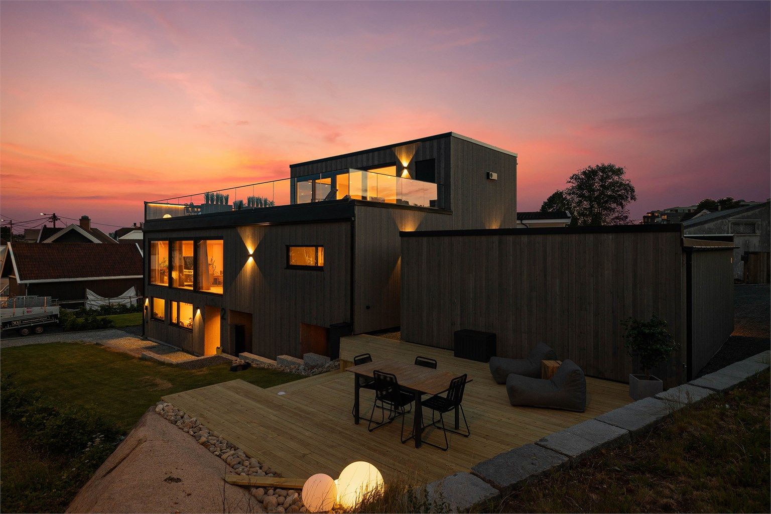 Boligen er totalt forvandlet til et lekkert og moderne kubistisk uttrykk med stramme linjer. 