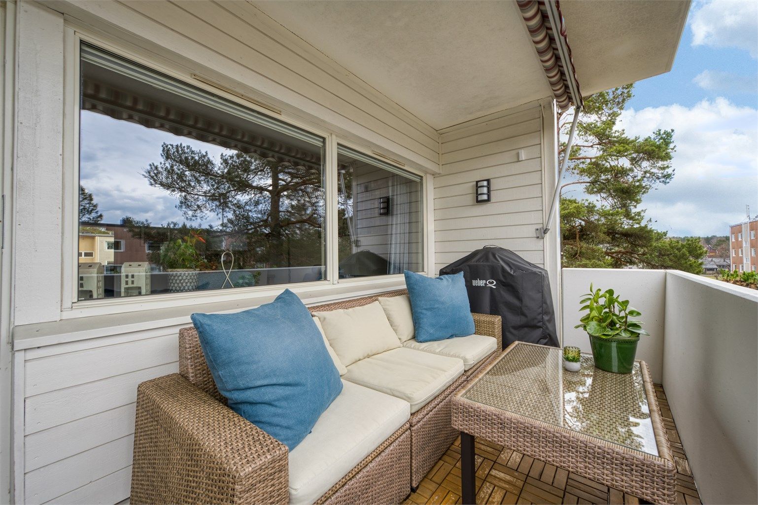 Balkongen er utstyrt med markise og utebelysning.