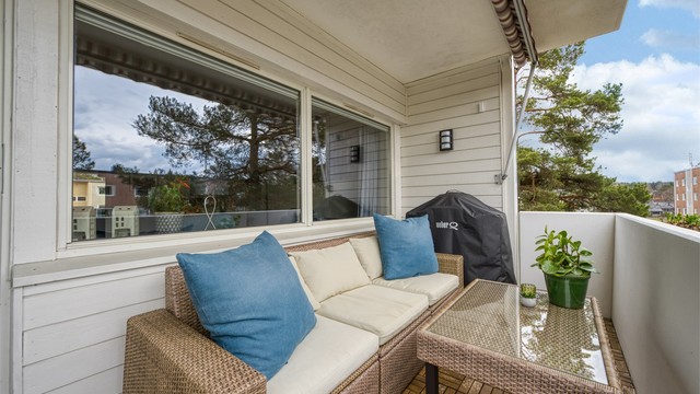 Balkongen er utstyrt med markise og utebelysning.