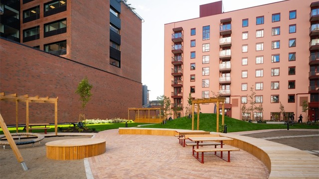 Skjermet og opparbeidet fellesareal med sittegrupper og lekeplass i bakgården.