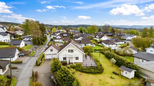 Eiendommen beliggende på attraktive og veletablerte Konnerud.
Foto: Knipzet AS - Emmy af Geijerstam