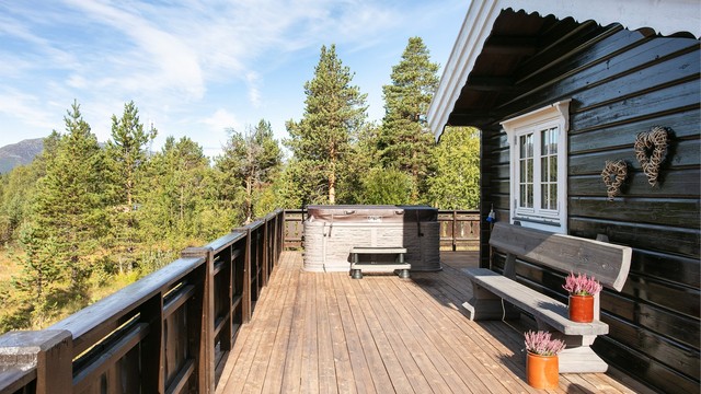 Stor terrasse med nedsenket jacuzzi og god plass til utemøbler.